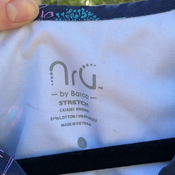 NrG by Barco Stretch Scrub Top - Picture 3 of 4